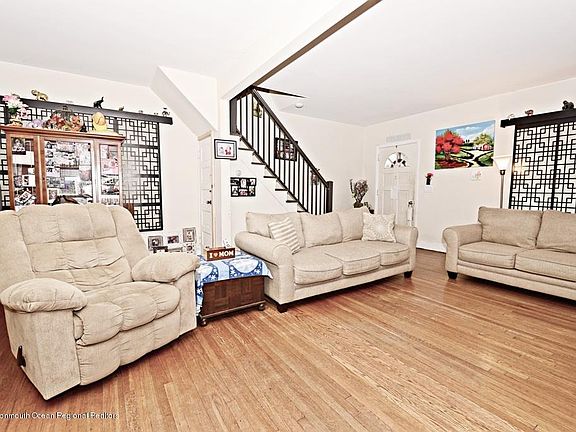 3rd image of 230 Chelsea Ave