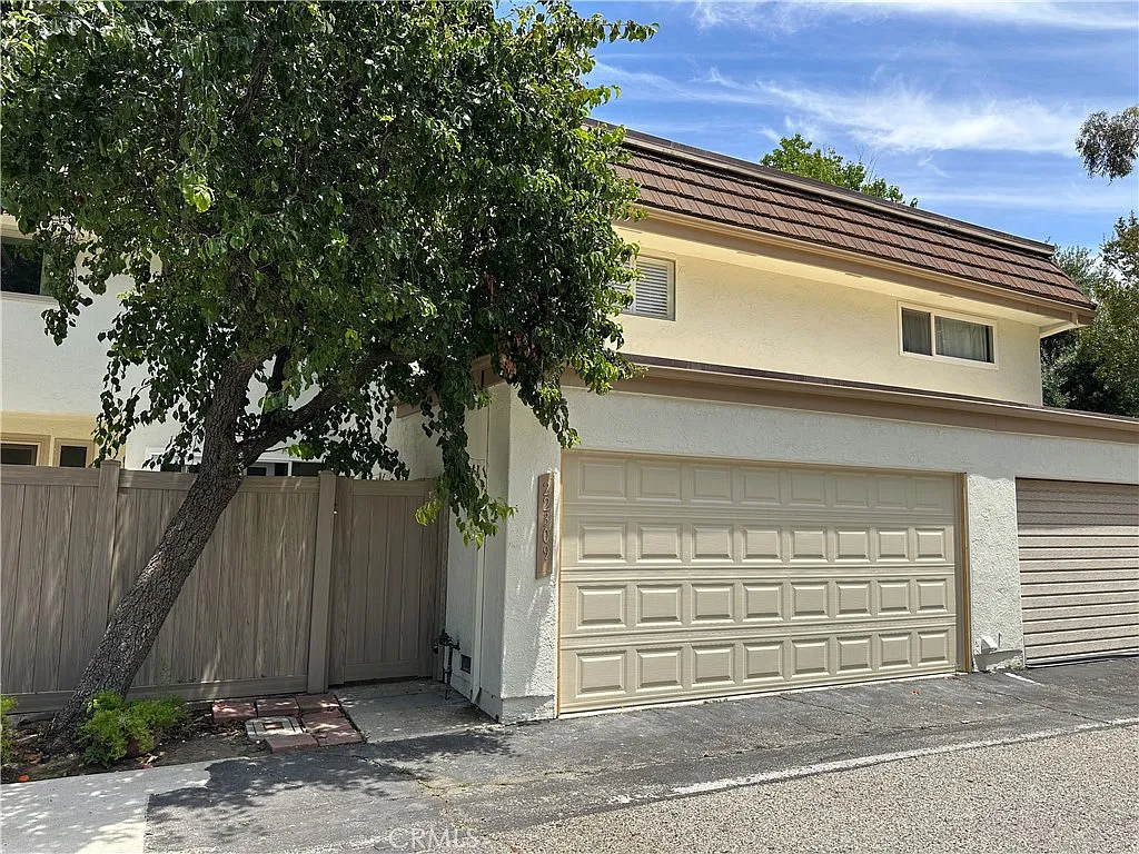 3 bed, 2.5 bath, 1747 sqft, $3,900 — Photo 3