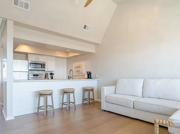 32 Dana Dr, Galveston, TX 77554