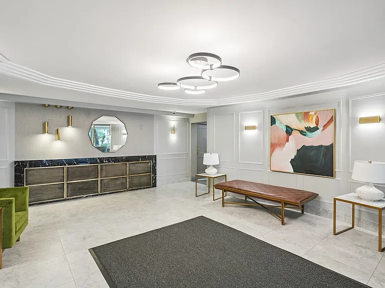 321 Chaplin Cres — Photo 2