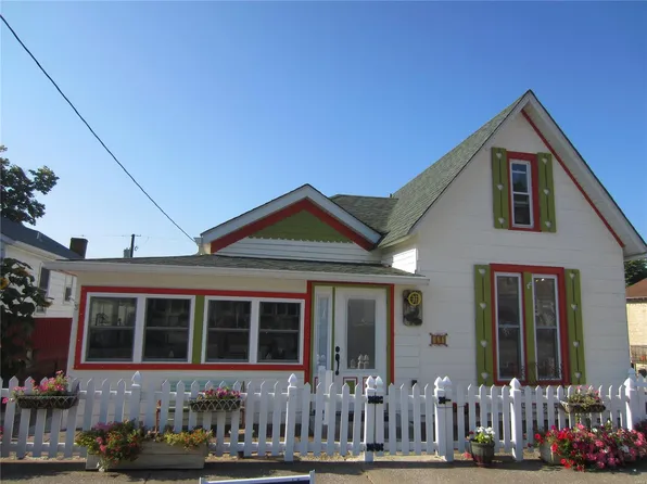 307 E Main St, Grafton, IL 62037
