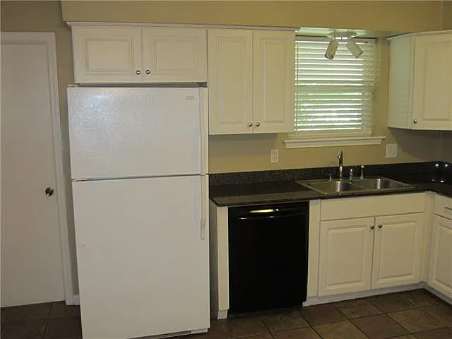 214 W Hickory St — Photo 5