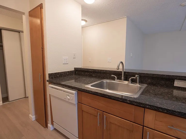 Willow Creek Apartments — Photo 37