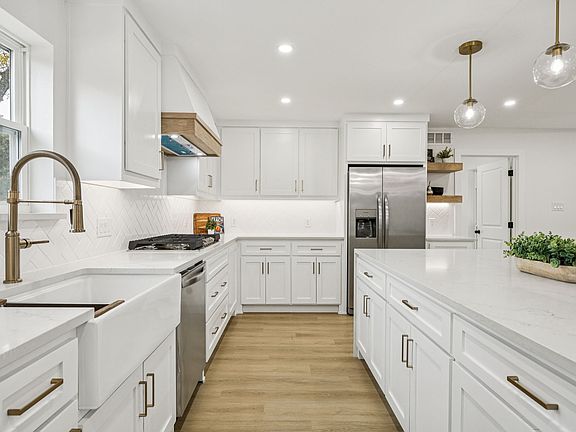 4th image of 3401 Valley View Ln