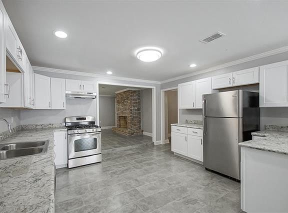 5th image of 2843 Carver St
