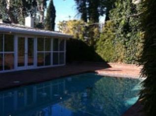 18450 Victory Blvd, Tarzana, CA 91335