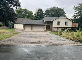 8394 Horizon Dr, Shakopee, MN 55379