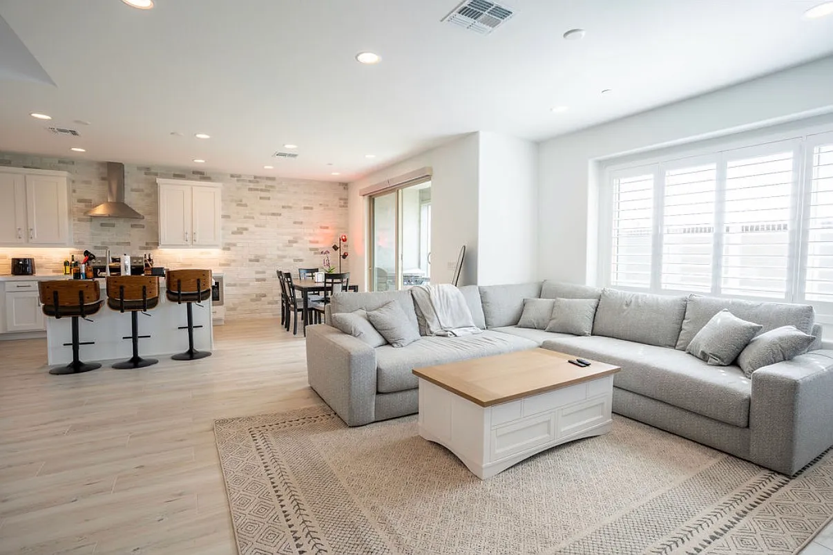 3529 E Rollins St — Photo 1