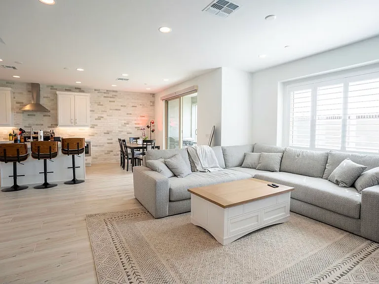 3529 E Rollins St — Photo 1