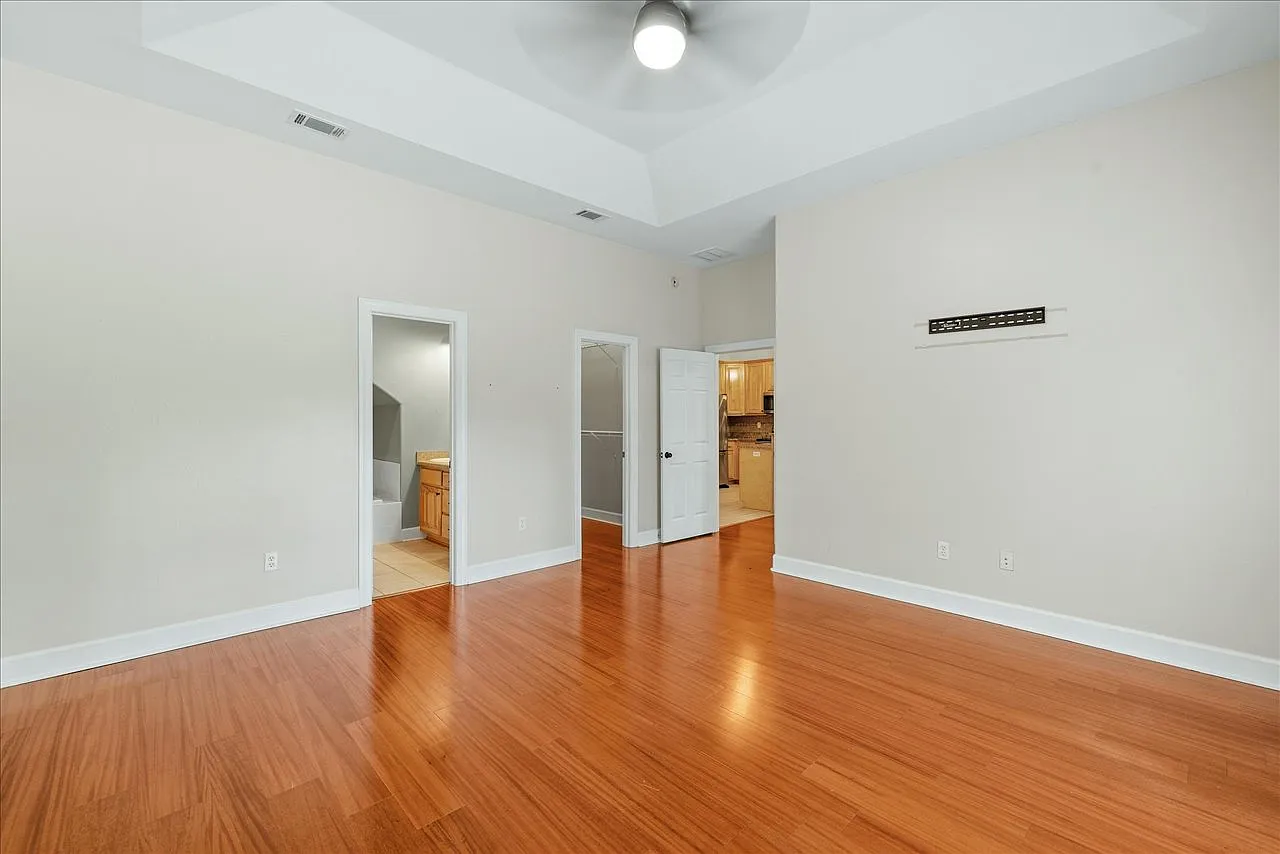 4 bed, 2042 sqft, $2,600 — Photo 3