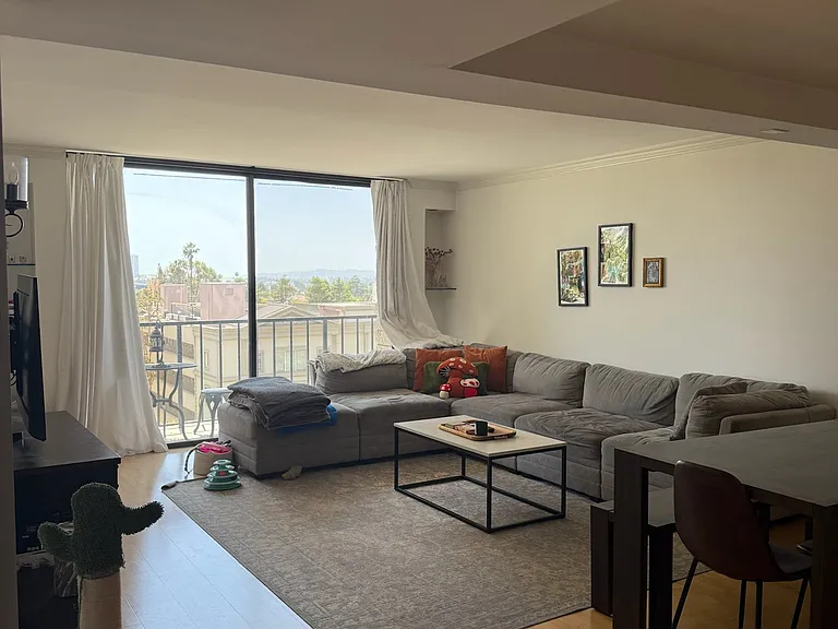 living room stay with furniture