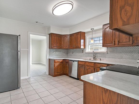 4th image of 646 Avenue E