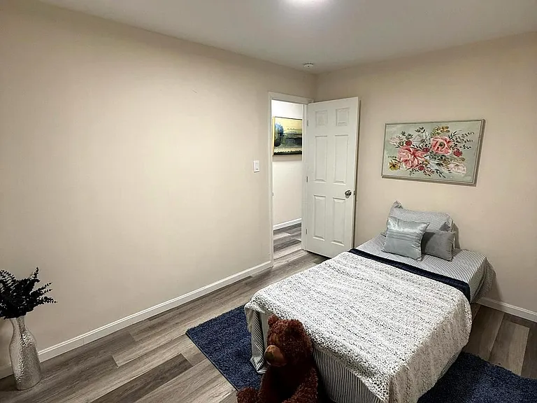 1028 E North Ave — Photo 13