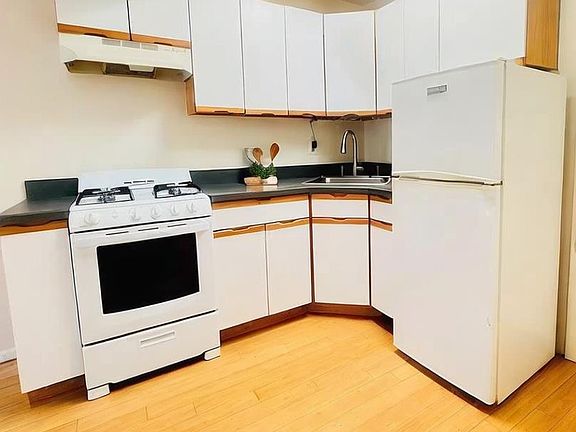 5th image of 10-28 49th Ave #1F