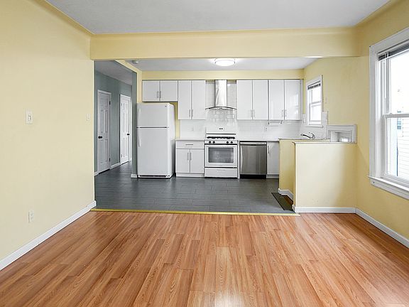 5th image of 10818 Metropolitan Ave Floor 1