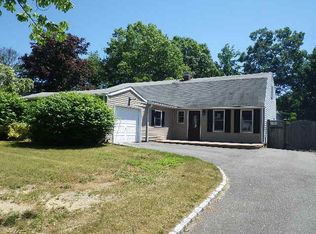 25 Ramsy Ln, Farmingville, NY 11738