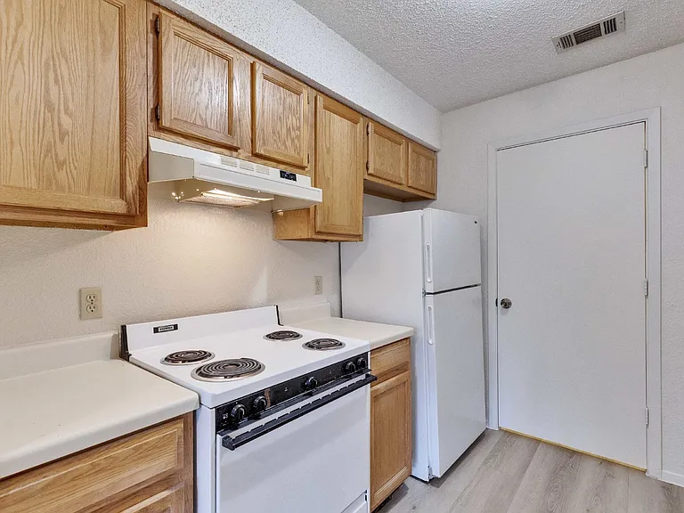 11900 Alpheus Ave #C — Photo 7