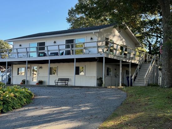 64 Edgewater Dr, Wareham, MA 02571