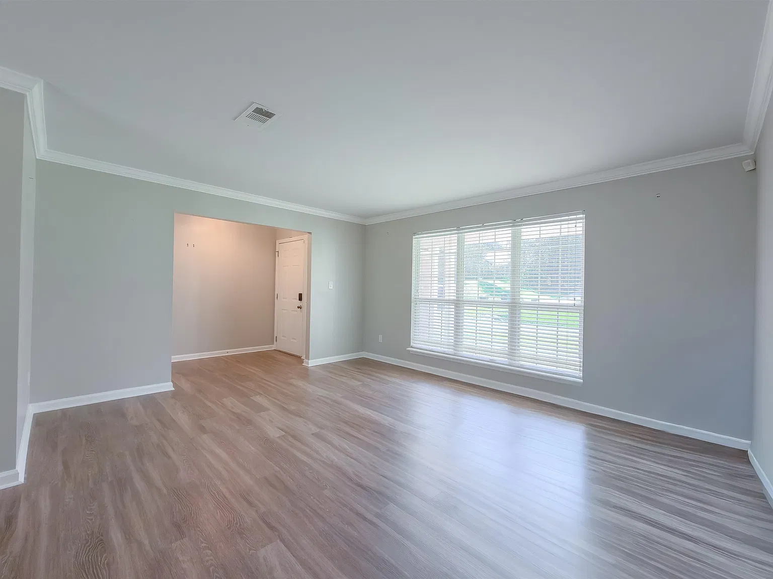 3 bed, 2.0 bath, 1590 sqft, $2,800 — Photo 2