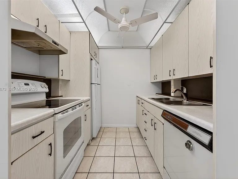 2401 Antigua Cir #E3 — Photo 8