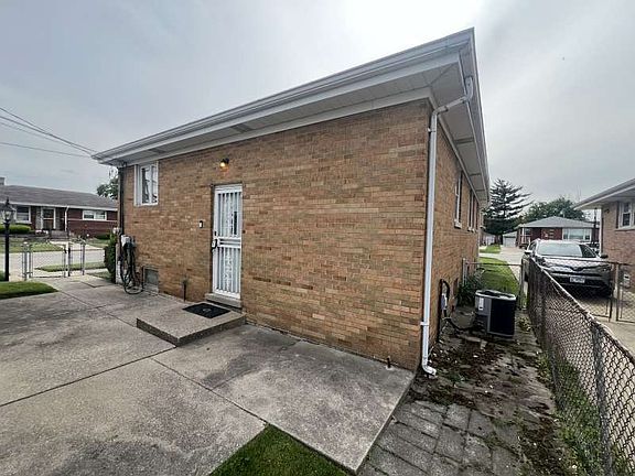 5th image of 419 Luella Ave