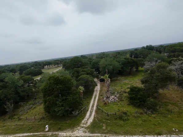 1839 Burr Oak Ln, Adkins, TX 78101