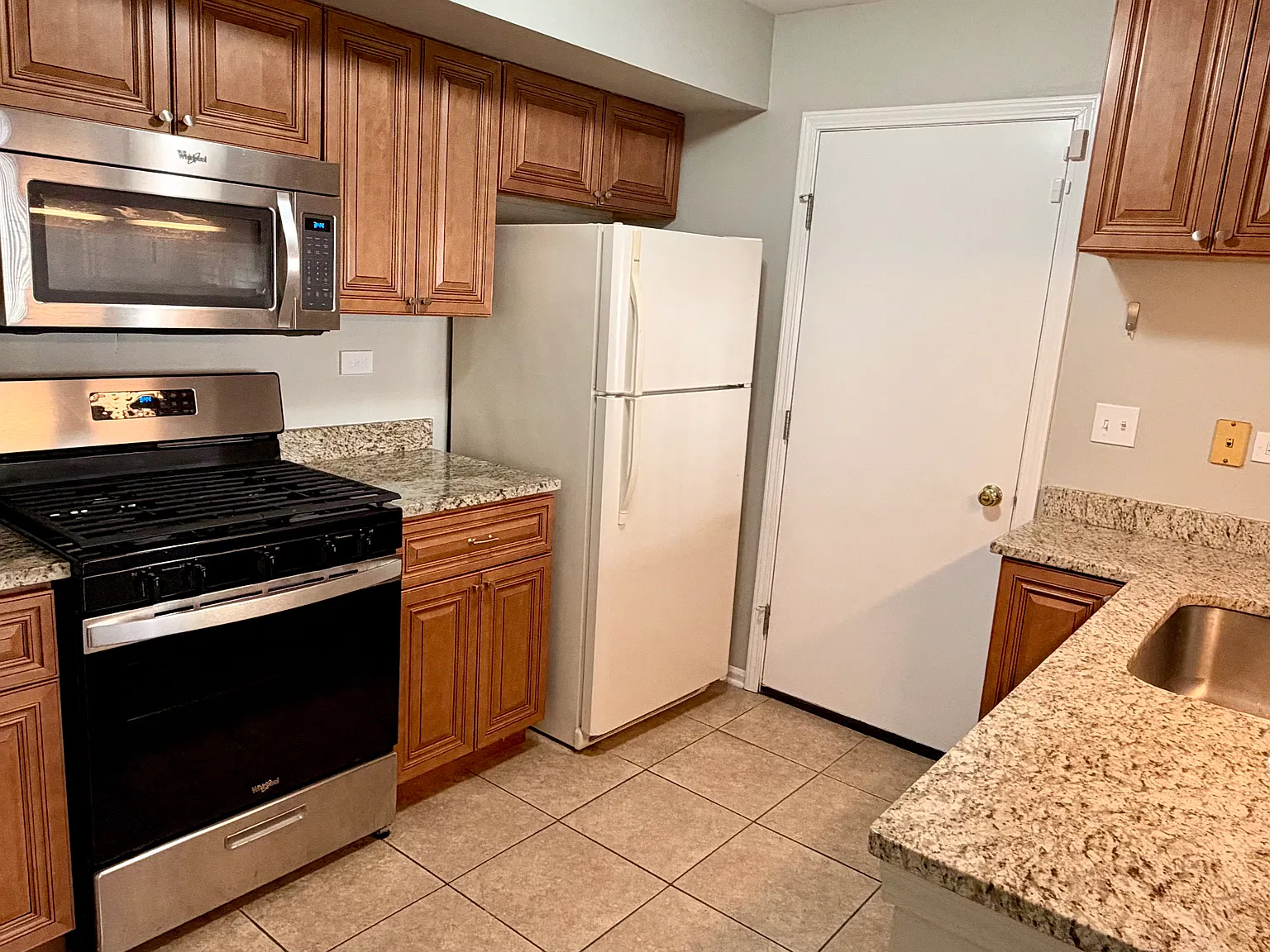 2 bed, 1.5 bath, 1052 sqft, $2,100 — Photo 4