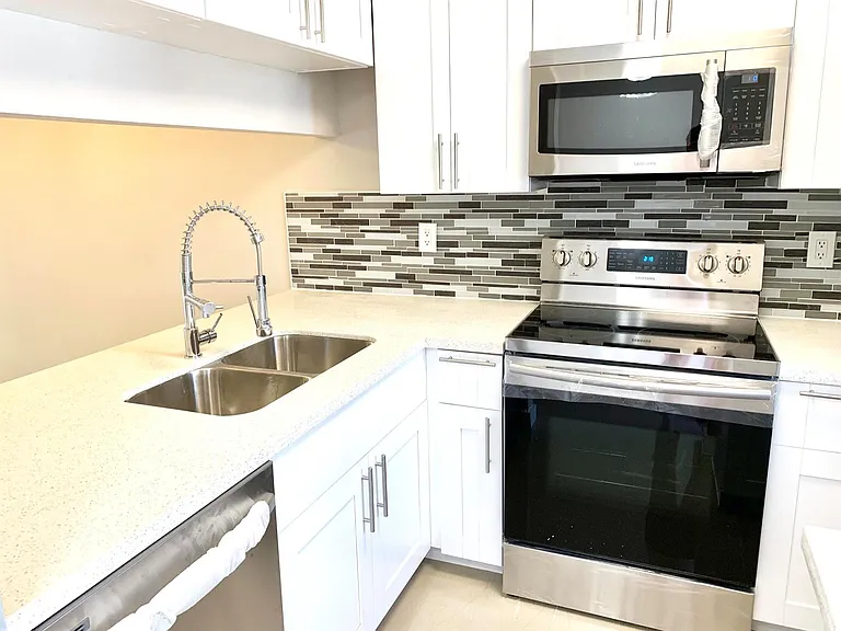 2750 Forest Hills Blvd #208 — Photo 2