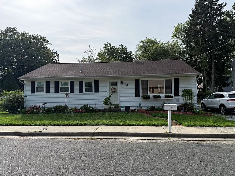 120 Lincoln Dr — Photo 2