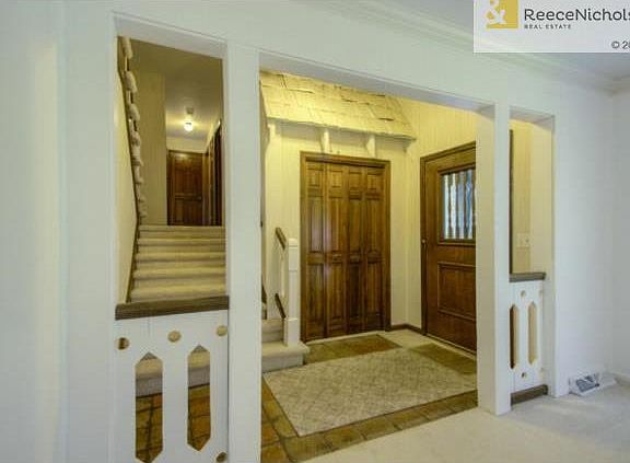 Gorgeous tile in the front entry!