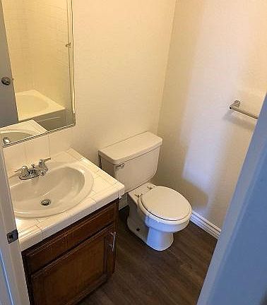 5th image of 930 N Inglewood Ave APT 8