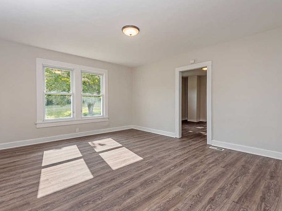 5th image of 817 W Emerald Ave