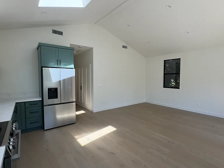 12149 Califa St — Photo 12