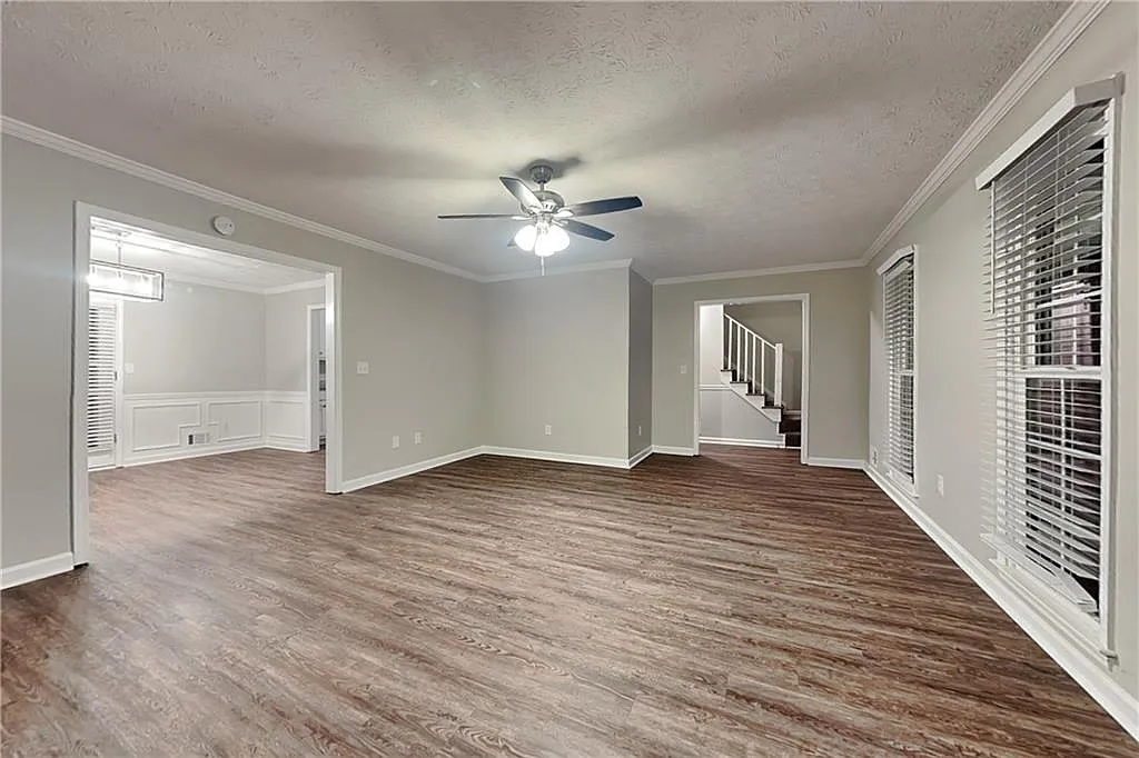 4 bed, 2.5 bath, 1920 sqft, $2,430 — Photo 3