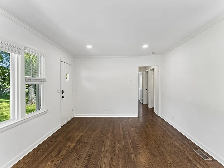 907 Westchester Dr — Photo 5