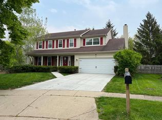 17 N Bristol Ct, Mundelein, IL 60060