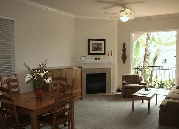 LIving room with 10 ft ceilings, crown molding, gas fireplace
