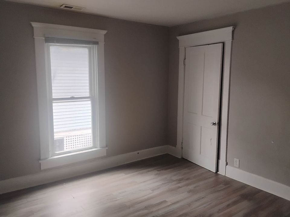 1st image of 830 N Main St