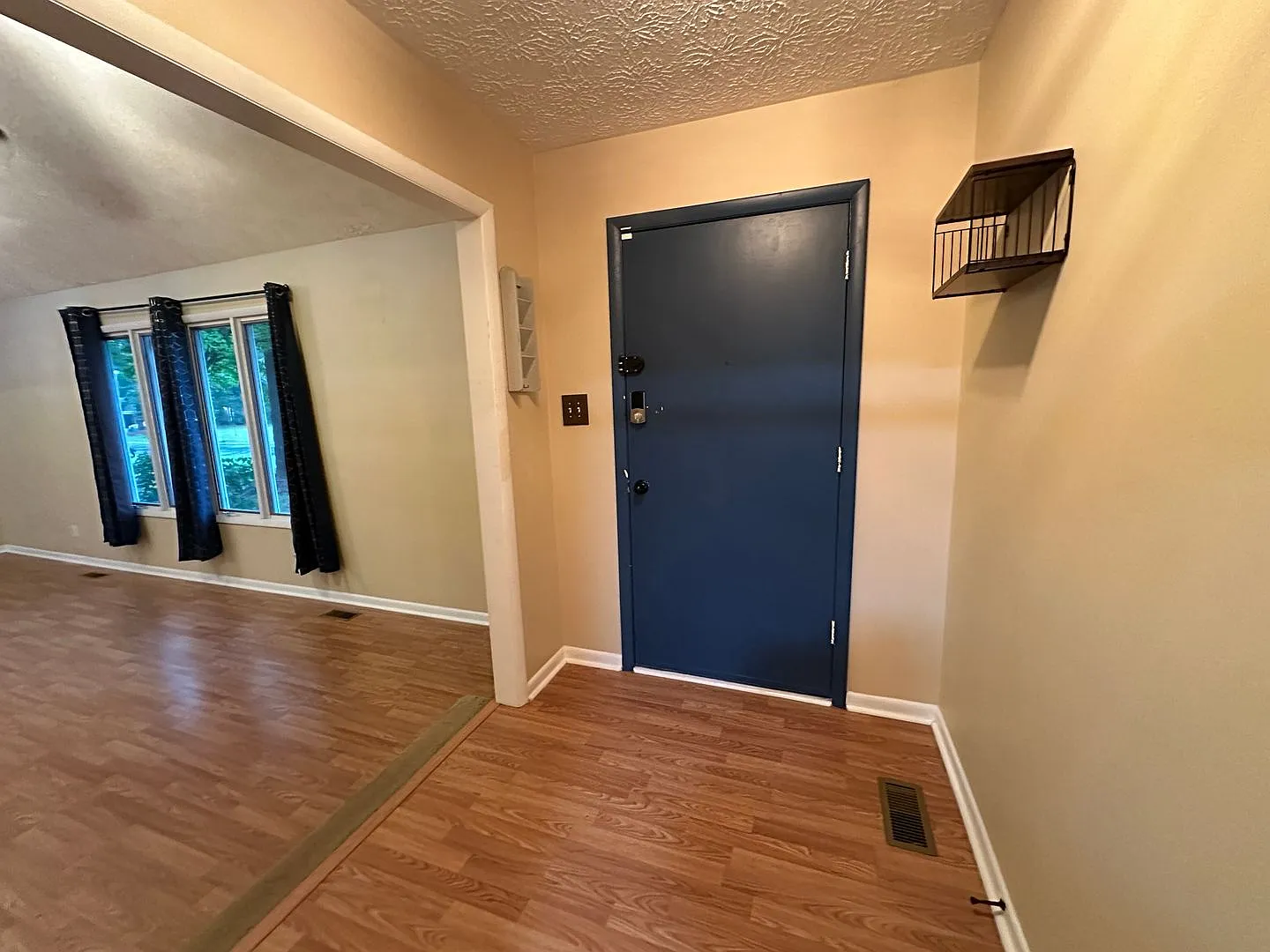 **September Rent Free Available Now - 3 Bedroom, 2 Bath Home For Rent! — Photo 4