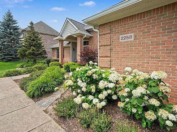 3rd image of 2258 Woodview Ln