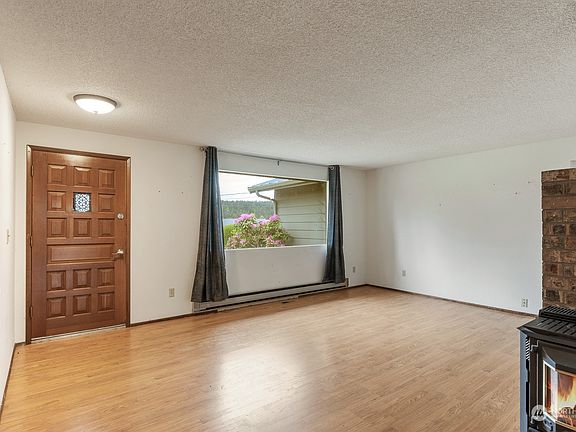 5th image of 250 MacKenzie Drive