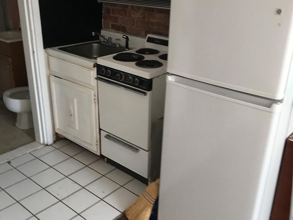 2nd image of 183 Beacon St APT 4R