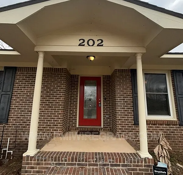 202 Pondella Dr — Photo 2