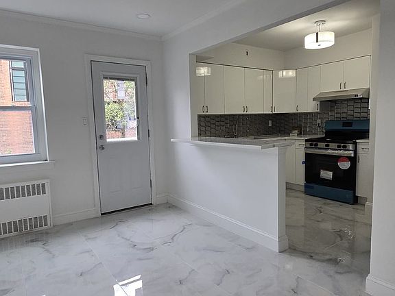 3rd image of 2419 E 4th St #2