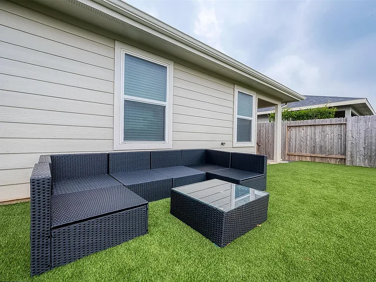 2919 Stamford Hill Ln — Photo 32