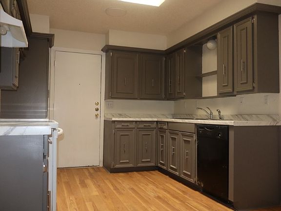 2nd image of 808 Woodway Ln
