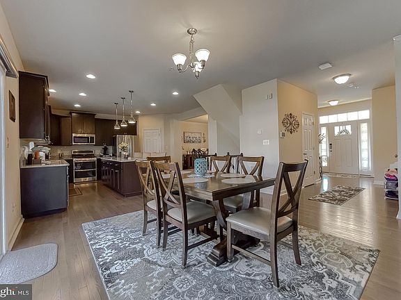 4th image of 45242 Woodhaven Dr