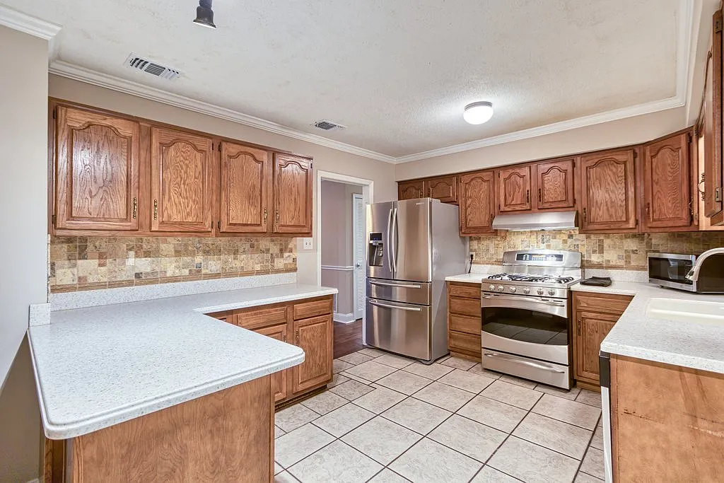3 bed, 2548 sqft, $800 — Photo 4