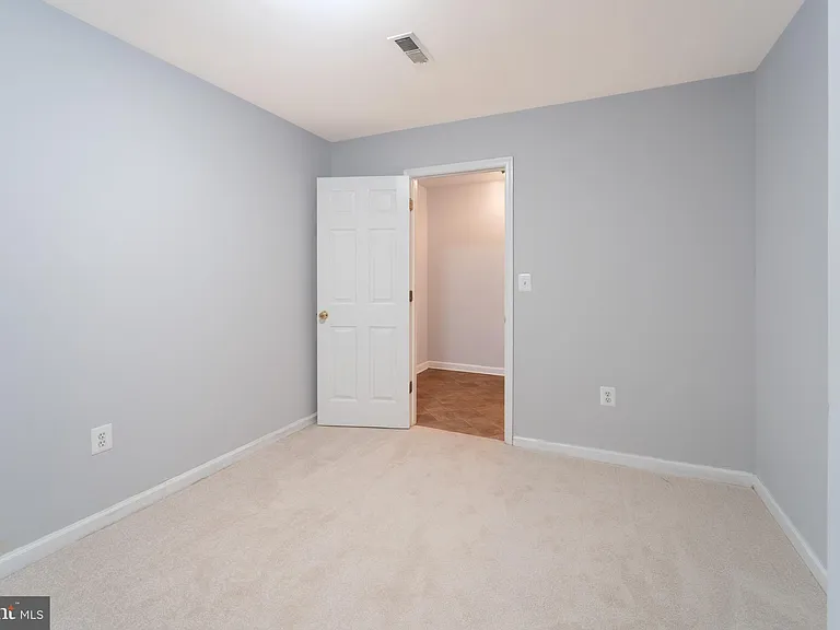 413 Lakeview Ct — Photo 23