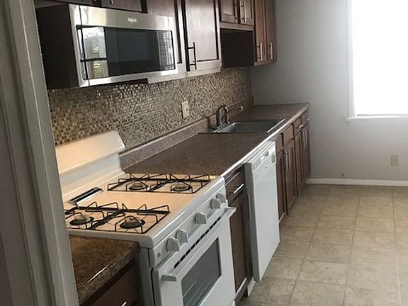 3rd image of 622 Broadmoor Dr APT C
